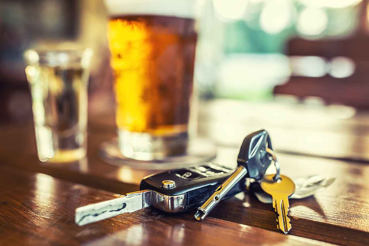 web-car-keys-glass-beer-distillate-alcohol-table-pub-restaurant